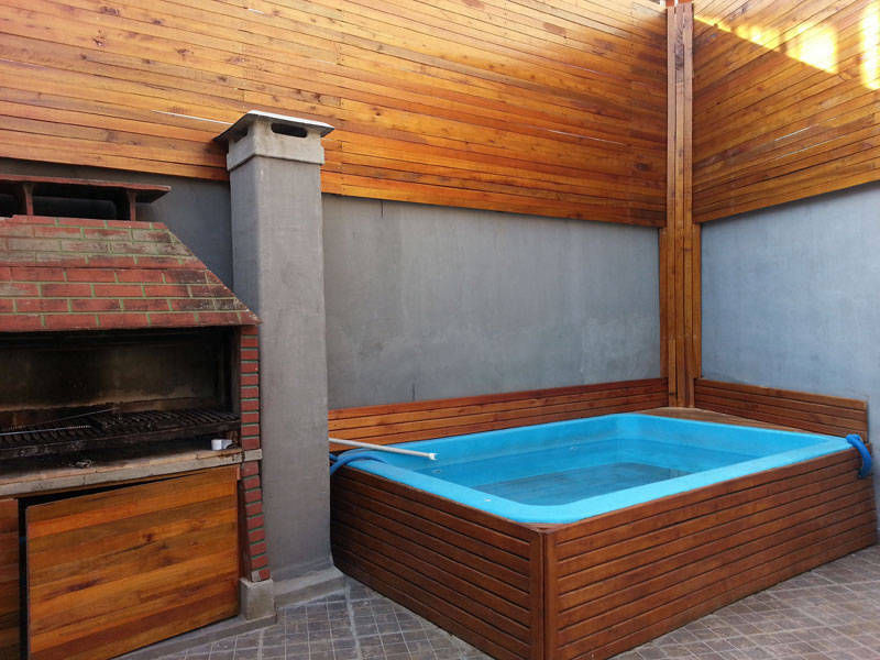 Revestimiento de pared, pileta y parrilla