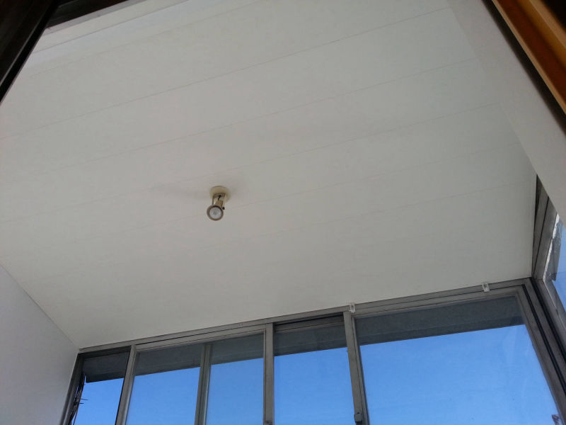Colocación de cielorraso de PVC en cerramiento